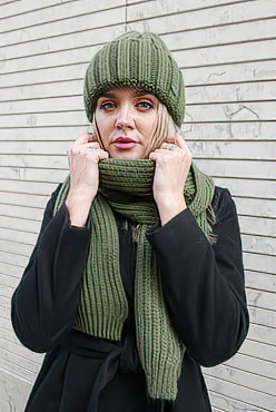 Комплект шапка вязанная и шарф