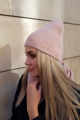 Розовая женская шапка из ангоры