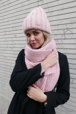 Комплект шапка вязанная и шарф розовый